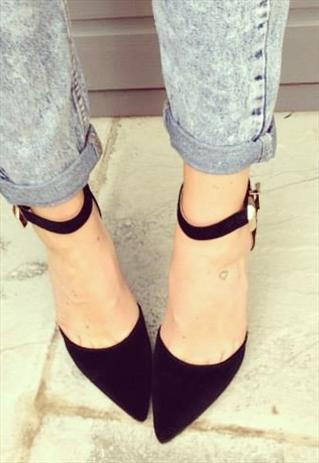 BLACK POINTED GOLD BUCKLE COURT SHOES