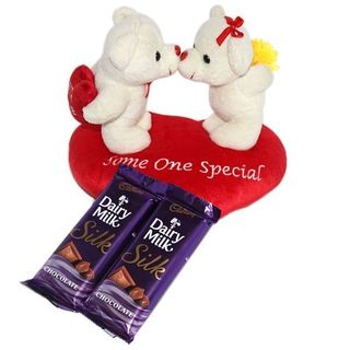 Primo Cute Kissing Couple