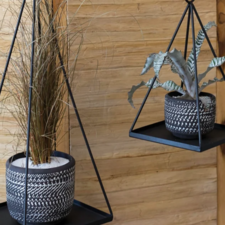 BLACK METAL HANGING PLANTER