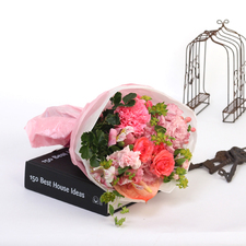 フラワーギフトの日本総合園芸オンラインショップ / 発表会にも喜ばれるみんな大好き！ピンクの花束