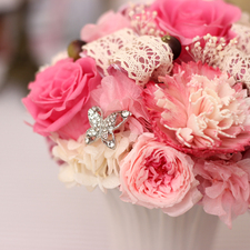 フラワーギフトの日本総合園芸オンラインショップ / 【エンジェルピンク】どの角度から見てもかわいいオールラウンドスタイルのプリザーブドフラワーです。