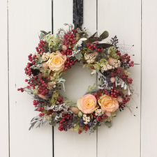 フラワーギフトの日本総合園芸オンラインショップ / 【シャインベリーリース】繊細で表情豊かな新色のバラを使って、よりみずみずしい雰囲気を楽しめるプリザーブドフラワーとドライフラワーを使ったリースです。