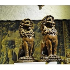 A HANDSOME PAIR OF EARLY 17TH CENTURY ENGLISH OAK LION NEWEL POST FINIALS. CIRCA 1640.